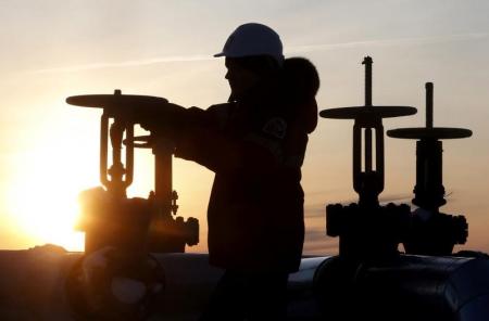 النفط يرتفع مع توقعات بخفض إمدادات أرامكو 